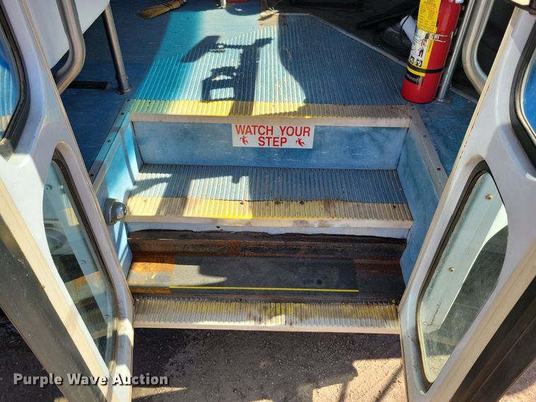 image for item JO9381 2003 Ford Eldorado Econoline E450 Super Duty shuttle bus