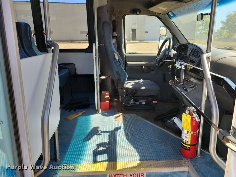 image for item JO9381 2003 Ford Eldorado Econoline E450 Super Duty shuttle bus