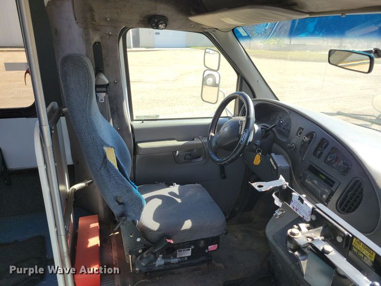 image for item JO9381 2003 Ford Eldorado Econoline E450 Super Duty shuttle bus