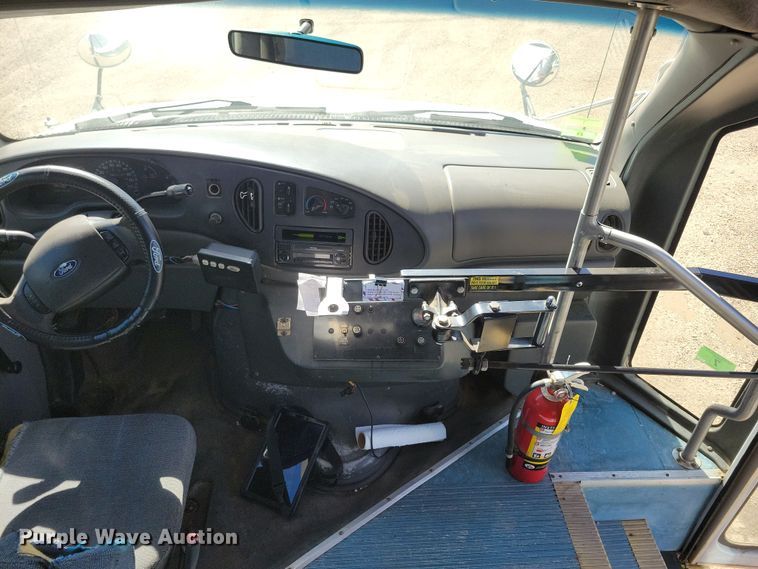 image for item JO9381 2003 Ford Eldorado Econoline E450 Super Duty shuttle bus