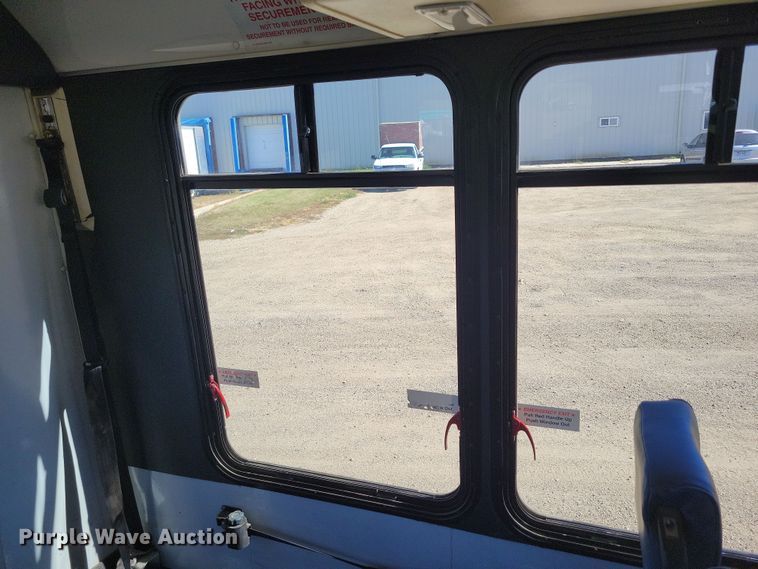 image for item JO9381 2003 Ford Eldorado Econoline E450 Super Duty shuttle bus