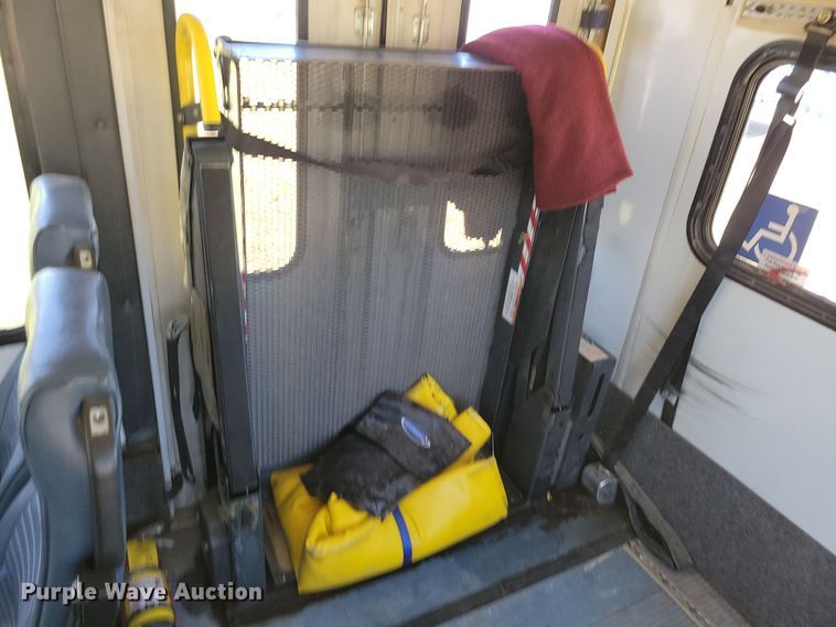 image for item JO9381 2003 Ford Eldorado Econoline E450 Super Duty shuttle bus