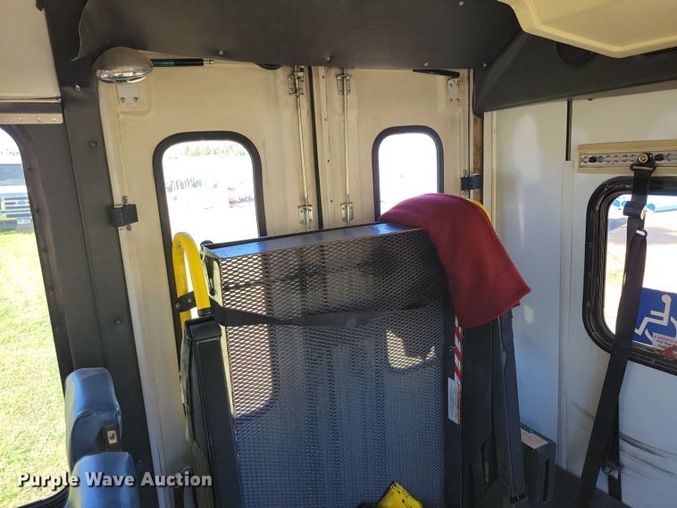 image for item JO9381 2003 Ford Eldorado Econoline E450 Super Duty shuttle bus