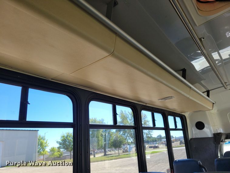 image for item JO9381 2003 Ford Eldorado Econoline E450 Super Duty shuttle bus