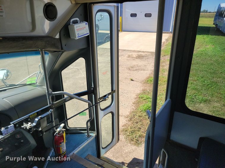 image for item JO9381 2003 Ford Eldorado Econoline E450 Super Duty shuttle bus