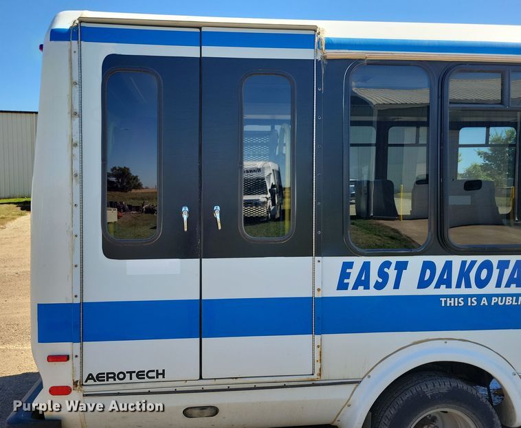 image for item JO9381 2003 Ford Eldorado Econoline E450 Super Duty shuttle bus