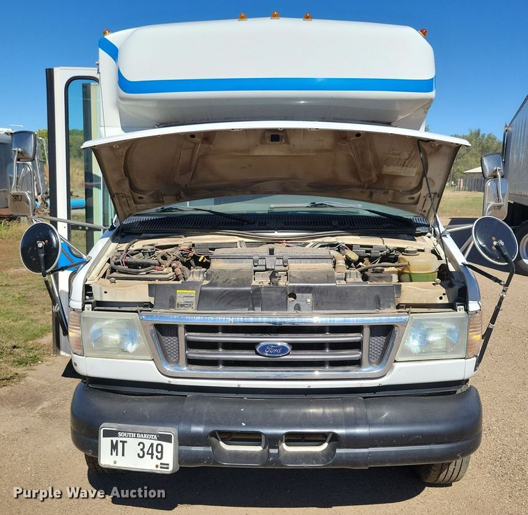 image for item JO9381 2003 Ford Eldorado Econoline E450 Super Duty shuttle bus