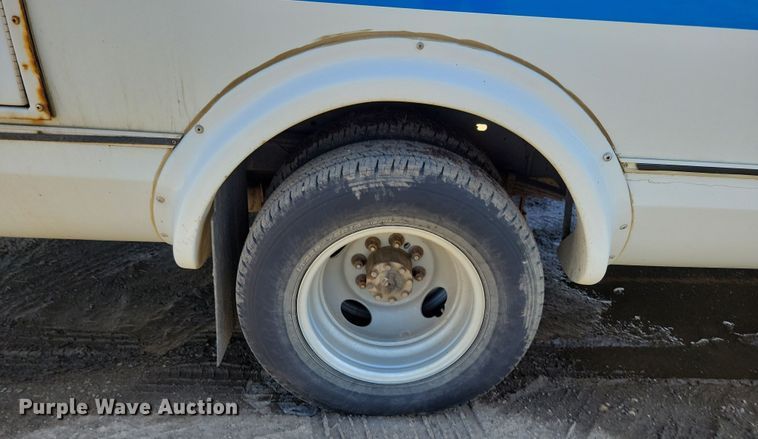 image for item JO9381 2003 Ford Eldorado Econoline E450 Super Duty shuttle bus