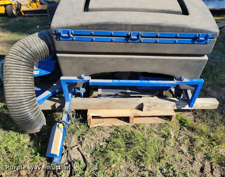 image for item JO9398 New Holland MC35 lawn mower