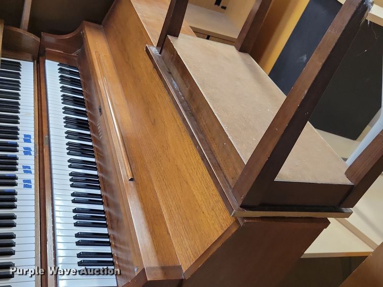 image for item JO9420 Yamaha piano