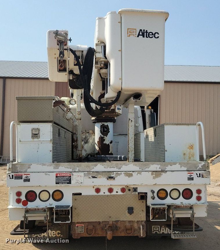 image for item JO9462 2012 International DuraStar 4400 bucket truck