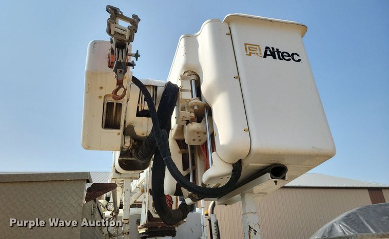 image for item JO9462 2012 International DuraStar 4400 bucket truck