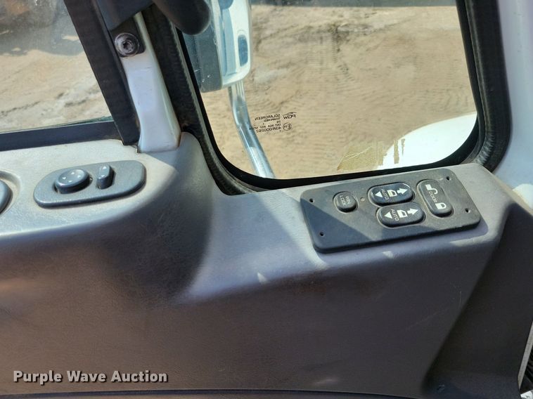 image for item JO9462 2012 International DuraStar 4400 bucket truck