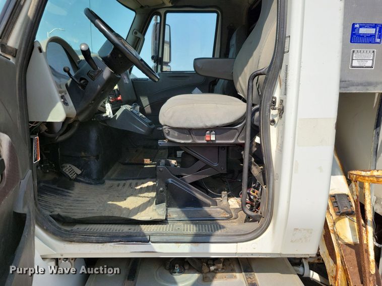 image for item JO9462 2012 International DuraStar 4400 bucket truck