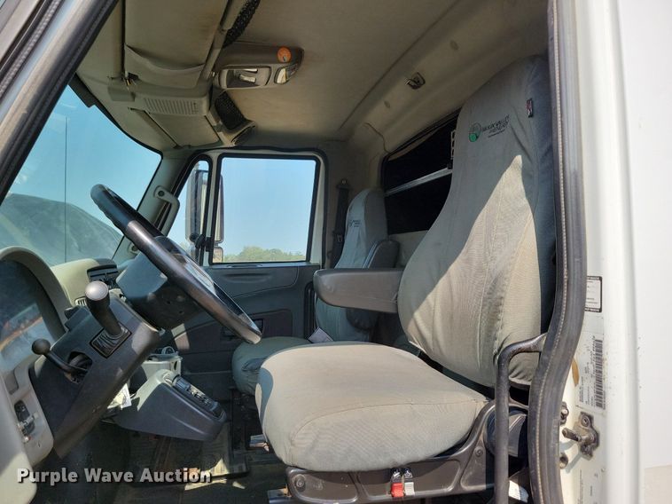 image for item JO9462 2012 International DuraStar 4400 bucket truck