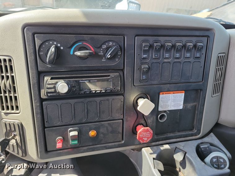 image for item JO9462 2012 International DuraStar 4400 bucket truck