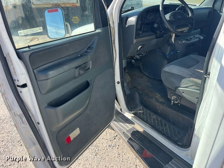 image for item LC9163 1993 Ford E350 ambulance