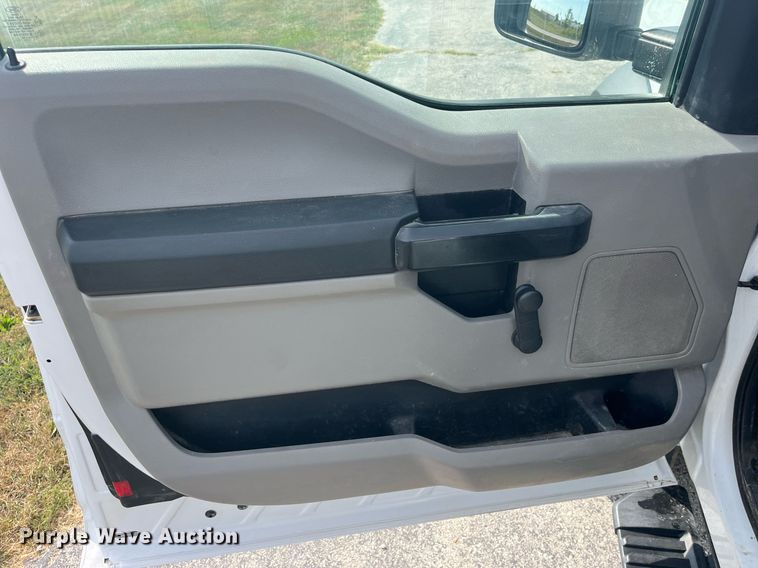 image for item LC9188 2018 Ford F450 Super Duty XL SuperCab flatbed truck