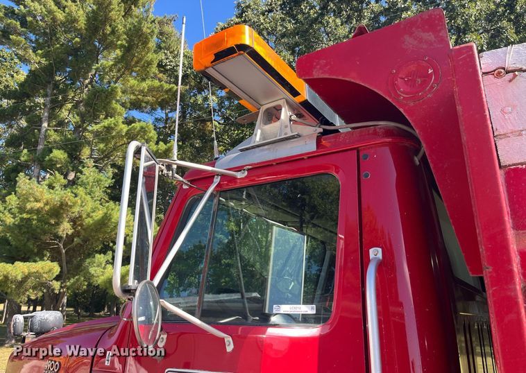 image for item LC9218 1998 International  4900 dump truck