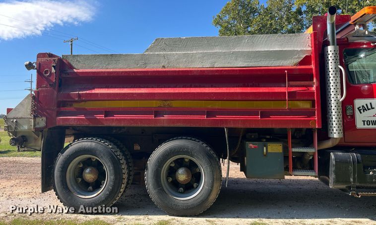 image for item LC9218 1998 International  4900 dump truck
