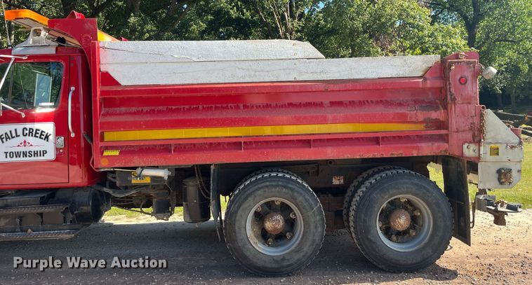 image for item LC9218 1998 International  4900 dump truck