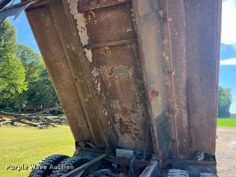 image for item LC9218 1998 International  4900 dump truck