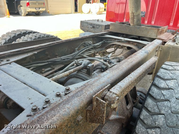 image for item LC9218 1998 International  4900 dump truck