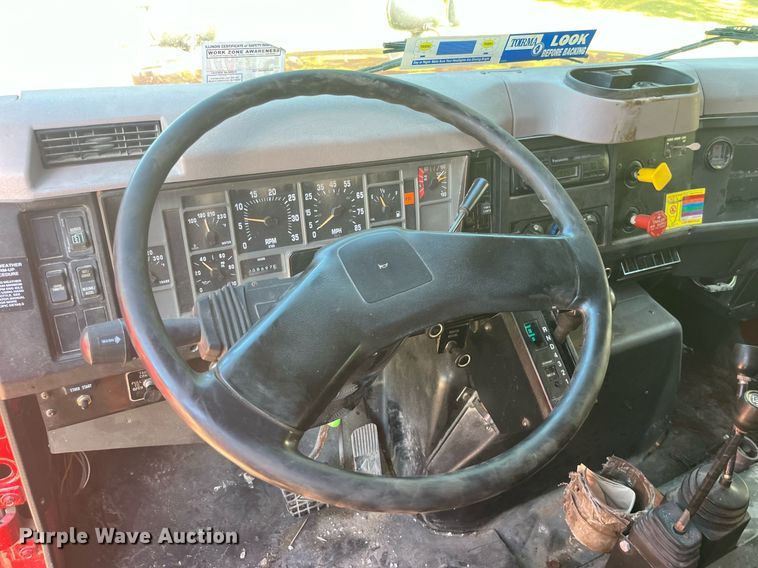 image for item LC9218 1998 International  4900 dump truck