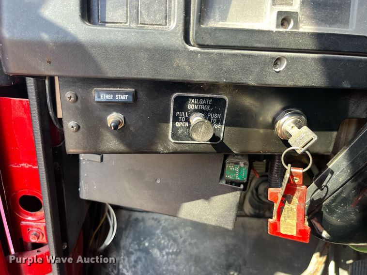 image for item LC9218 1998 International  4900 dump truck