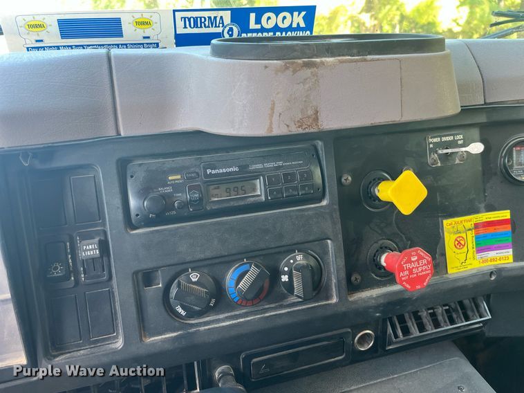 image for item LC9218 1998 International  4900 dump truck