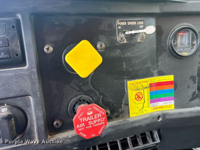 image for item LC9218 1998 International  4900 dump truck