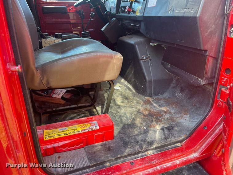 image for item LC9218 1998 International  4900 dump truck