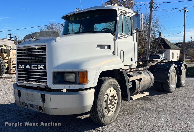 image for item LD9884 1992 Mack CH613 semi truck