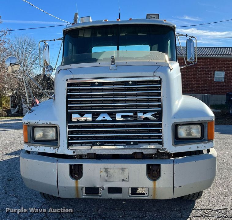 image for item LD9884 1992 Mack CH613 semi truck