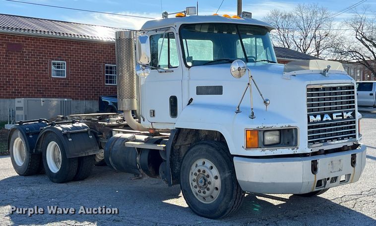image for item LD9884 1992 Mack CH613 semi truck