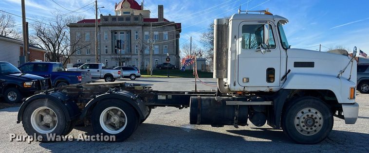 image for item LD9884 1992 Mack CH613 semi truck