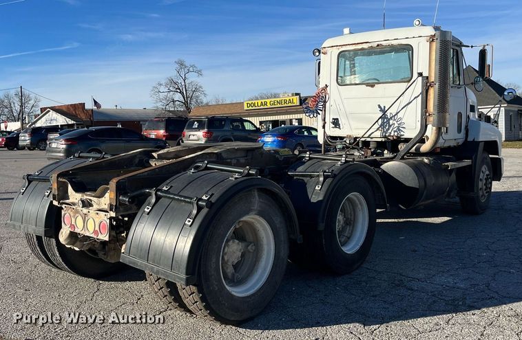 image for item LD9884 1992 Mack CH613 semi truck