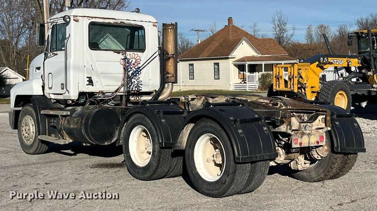 image for item LD9884 1992 Mack CH613 semi truck