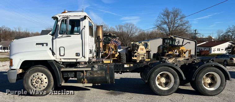 image for item LD9884 1992 Mack CH613 semi truck