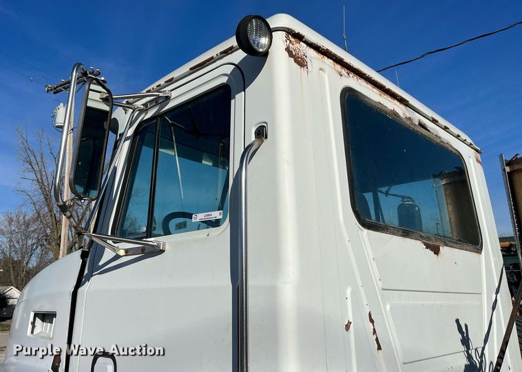 image for item LD9884 1992 Mack CH613 semi truck