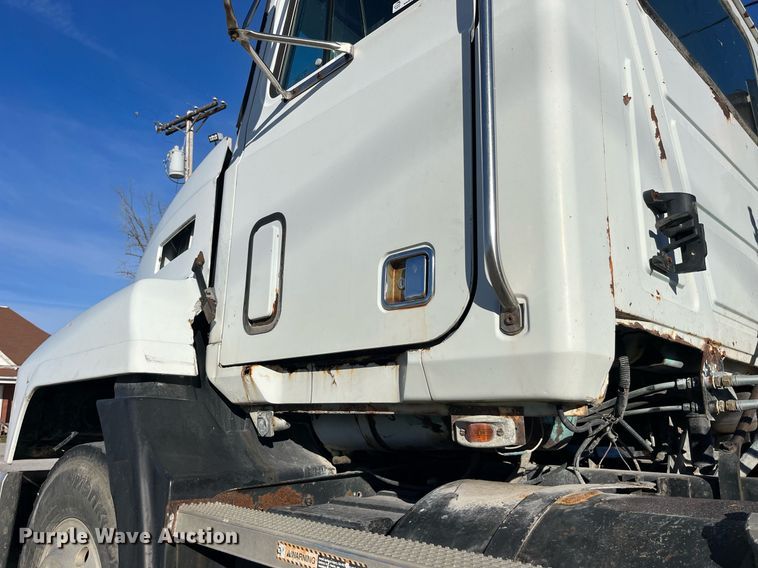 image for item LD9884 1992 Mack CH613 semi truck