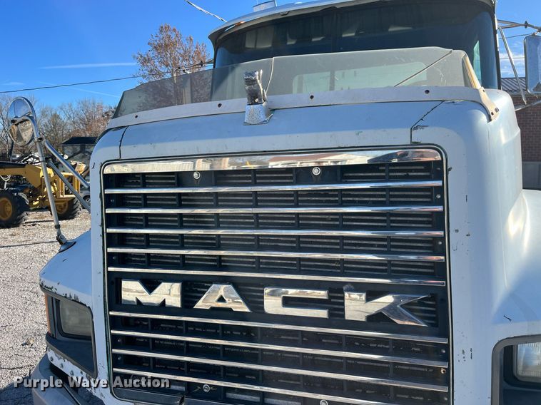 image for item LD9884 1992 Mack CH613 semi truck