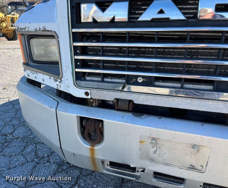 image for item LD9884 1992 Mack CH613 semi truck