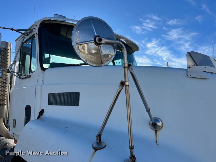 image for item LD9884 1992 Mack CH613 semi truck