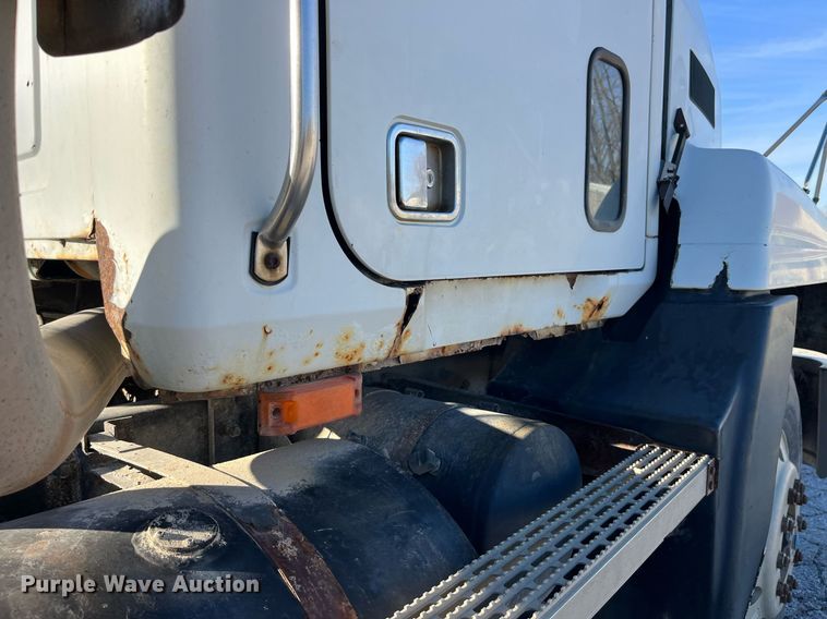 image for item LD9884 1992 Mack CH613 semi truck