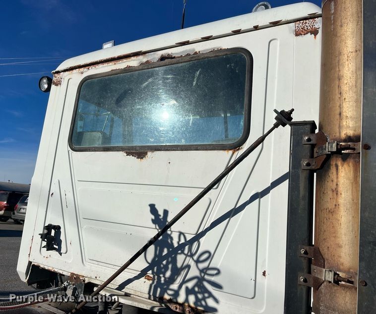 image for item LD9884 1992 Mack CH613 semi truck