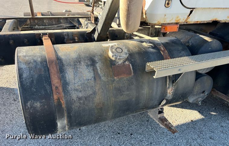 image for item LD9884 1992 Mack CH613 semi truck