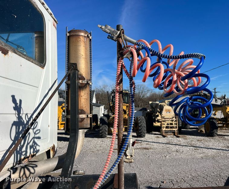 image for item LD9884 1992 Mack CH613 semi truck