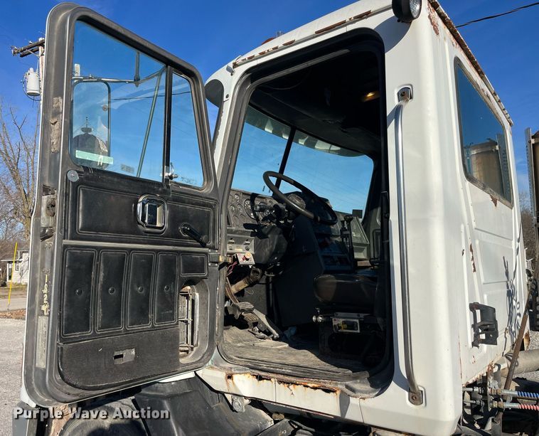 image for item LD9884 1992 Mack CH613 semi truck
