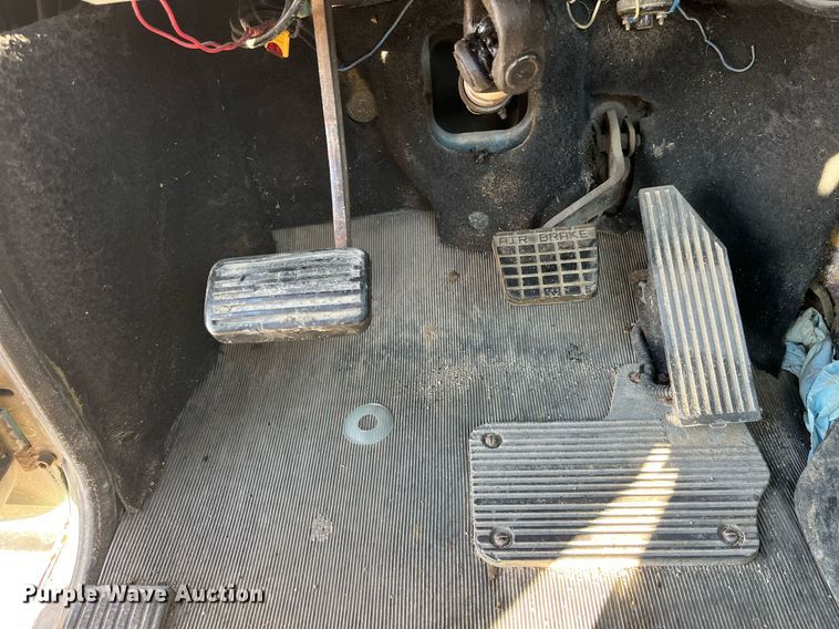 image for item LD9884 1992 Mack CH613 semi truck